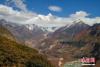 图为11月14日，从雅鲁藏布大峡谷旅游景区内观赏南迦巴瓦峰景色。贡确 摄