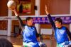11月26日，轮椅篮球运动员次旺仁增（左）和江增在训练中。新华社记者 姜帆 摄