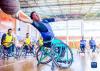 11月26日，轮椅篮球运动员次旺仁增（前）在训练中。新华社记者 姜帆 摄
