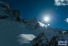 12月10日，从嘉乃玉错湖边拍摄的雪山（无人机照片）。新华网 旦增努布 摄