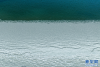 12月15日拍摄的蓬错湖边（无人机照片）。新华网 旦增努布 摄