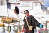 12月24日，模特展示藏族传统服饰。