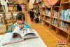 图为12月22日晚，一位儿童在墨脱县图书馆内翻看书籍。