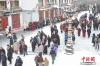 1月18日，西藏拉萨迎来一场大雪，雪后信众转经出行。中新社记者 贡嘎来松 摄