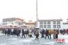 1月18日，西藏拉萨迎来一场大雪，雪后信众转经出行。中新社记者 贡嘎来松 摄