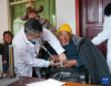 1月24日，西藏大学医学院熊海教授给患者检查身体。