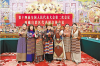 图为西藏全国人大代表中的“七朵金花”在北京人民大会堂西藏厅合影留念，并祝福全区妇女同胞“三八”国际劳动妇女节快乐。