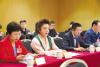 住藏全国政协委员朗杰拉措（中）在少数民族界讨论时发言。