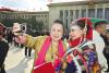 图为西藏全国人大代表格桑卓玛（右）与陕西省全国人大代表宋亚平（左）合影。