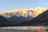 图为游客在南迦巴瓦峰脚下观赏“日照金山”。中新社记者 贡嘎来松 摄
