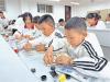 学生在北京市燕华附属中学参加科学实践活动。