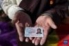 扎巴旺旦在展示自己的身份证（3月11日摄）。新华社记者 姜帆 摄