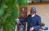 洛桑在家浇花（4月2日摄）。新华社记者 旦增尼玛曲珠 摄