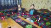 生格乡古局村的巴桑（左）和嘎玛（右）展示藏式编织卡垫培训成果。