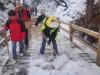 在四川省阿坝藏族羌族自治州黄龙景区，工作人员在清理栈道上的积雪。（黄龙景区供图）