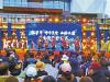 5月2日，拉萨印“中华美食·西藏味道”美食街开街，市民、游客观看藏戏表演。本报记者 刘斯宇 卢文静 摄