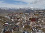 西藏：鸟瞰雪后甘丹寺