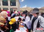 西藏安多2020年“五下乡”活动为易地搬迁民众送服务