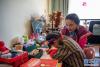在位于西藏林芝市墨脱县的家中，扎西玉珍指导女儿写作业（2月11日摄）。新华社记者 孙非 摄