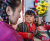  在位于西藏林芝市墨脱县的家中，扎西玉珍指导女儿写作业（2月11日摄）。新华社记者 孙非 摄