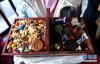 2月12日，合肥市第三十五中学西藏班的学生展示祈福用的切玛盒，这是欢度藏历新年必备的吉祥物。