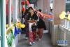 2月12日，合肥市第三十五中学西藏班的学生手捧祈福用的切玛盒行走在校园内，给老师同学们拜年。新华社记者 周牧 摄