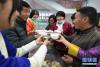 2月12日，合肥市第三十五中学西藏班的老师和学生们一起喝藏式甜茶庆祝藏历新年和农历春节。新华社记者 周牧 摄