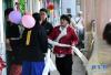 2月12日，合肥市第三十五中学西藏班的学生手捧哈达行走在校园内，给老师同学们拜年。新华社记者 周牧 摄