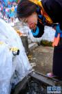 2月12日，在西藏自治区山南市乃东区泽当镇，格央和父母一起，在藏历新年第一天转山祈福。这是格央在饮用“吉祥水”。新华社记者 刘金海 摄
