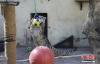 3月11日，位于青海西宁的青藏高原野生动物园内，一只雪豹观察新玩具。当日，该动物园工作人员为雪豹、兔狲添置玩具球、跷跷板等新玩具。 中新社记者 马铭言 摄