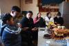 3月10日，在青海省玉树藏族自治州，尕玛松保（左三）和家人在家中吃早饭。