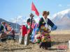 3月16日，藏历铁牛年二月初三，西藏自治区拉萨市堆龙德庆区德庆村的上百位村民身着盛装举行传统春耕仪式。 中新社发 贡嘎来松 摄