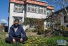 村民格桑旺久在自家新房前（4月6日摄）。新华社记者 洛卓嘉措 摄