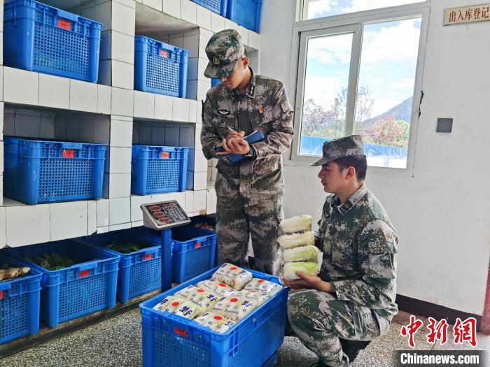 图为西藏军区某合成旅官兵登记食材。　念美多杰供图