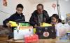 秋加（中）和他的孩子在整理药箱（2021年1月14日摄）。新华社记者 张汝锋 摄