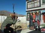 西藏：进村入户拍摄全家福 迎藏历新年