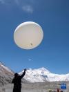 在珠峰登山大本营，科研人员施放大气臭氧探空气球（5月3日摄）。