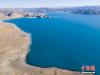 图为冬日羊湖湖水呈现为“宝石蓝”。 江飞波 摄