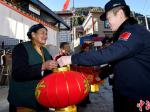 西藏移民警察向护边藏族阿妈送去新春祝福