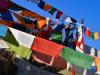 1月24日，日喀则市桑珠孜区的藏族群众在山上悬挂五彩经幡。新华社记者 晋美多吉 摄