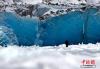 2月16日，西藏昌都来古冰川，游客拍照留念。