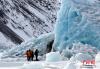 2月16日，西藏昌都来古冰川，游客拍摄留念。