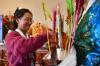 2月21日，在西藏拉萨，身着藏装的姑娘在吃寓意五谷丰登的“切玛”。新华社记者 晋美多吉 摄