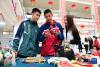 2月21日，在西安市浐灞第一中学举行的藏历新年团拜活动上，家长和学生参观藏族文化展。新华社记者 李一博 摄