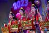 2月21日，学生在西安市浐灞第一中学举行的藏历新年团拜活动上展示象征五谷丰登的切玛盒。新华社记者 李一博 摄