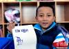3月14日，西藏拉萨市第一小学一年级六班学生吉美旺堆展示自己书写的藏文。　李林 摄