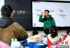 3月14日，西藏拉萨市第一小学藏语文老师拉巴次仁在课堂提问。　李林 摄