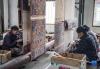 在江孜县地毯厂，工人们编织卡垫（3月19日摄）。新华社记者 孙非 摄