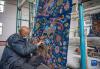 在江孜县地毯厂，工人对卡垫进行修剪（3月19日摄）。新华社记者 孙非 摄