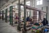 在江孜县地毯厂，工人们编织卡垫（3月19日摄）。新华社记者 孙非 摄